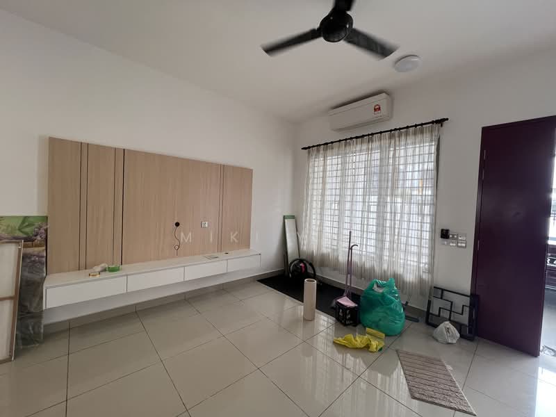 Rumah Teres 2 Tingkat untuk Dijual di Bandar Rimbayu (Telok Panglima Garang) - Miki You - Living Room - PropertyGuru.com.my