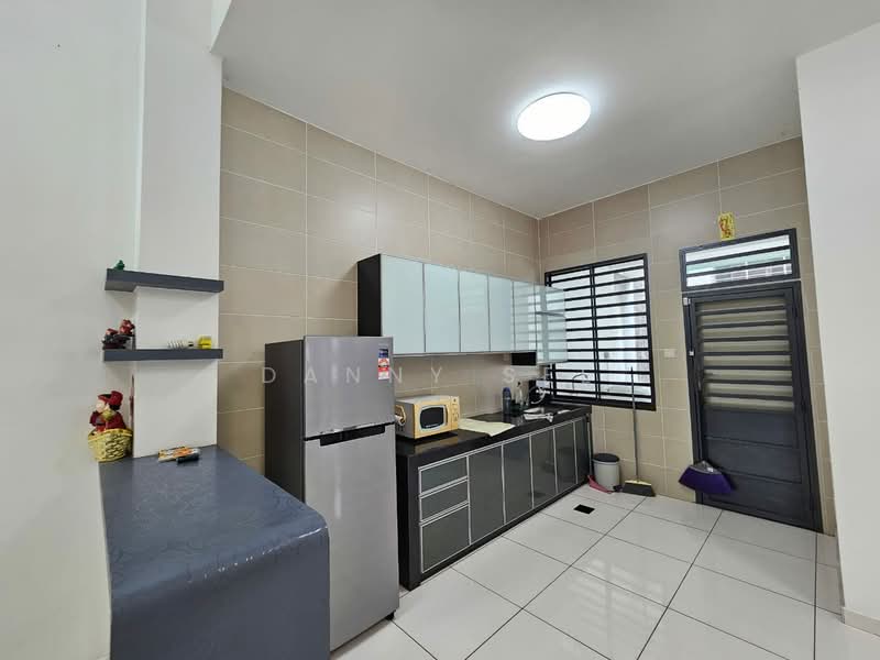 Semi-Detached House for Rent in Taman Lagenda Putra (Kulai) - Danny See - Kitchen - PropertyGuru.com.my