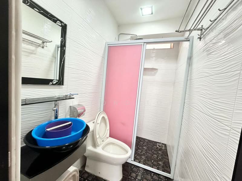 Pangsapuri untuk Dijual di Kipark Apartment - Ee Fong Toh - Bathroom - PropertyGuru.com.my