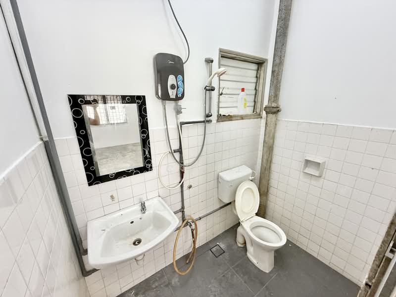 1-storey Terraced House for Sale in Bandar Baru Permas Jaya (Permas Jaya) - Marcus Lee - Bathroom - PropertyGuru.com.my