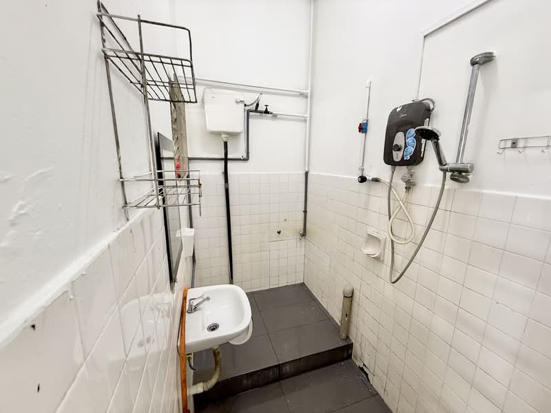 1-storey Terraced House for Sale in Bandar Baru Permas Jaya (Permas Jaya) - Marcus Lee - Bathroom - PropertyGuru.com.my