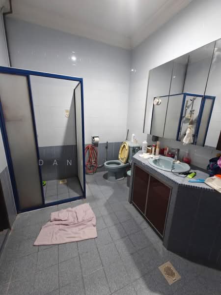 Semi-Detached House for Sale in Taman Pelangi Indah (Ulu Tiram) - Daniel Yong - Bathroom - PropertyGuru.com.my