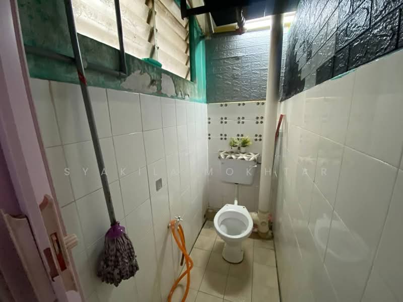 Pangsapuri untuk Dijual di Desa Temenggung Apartment - Syakila Mokhtar - Bathroom - PropertyGuru.com.my