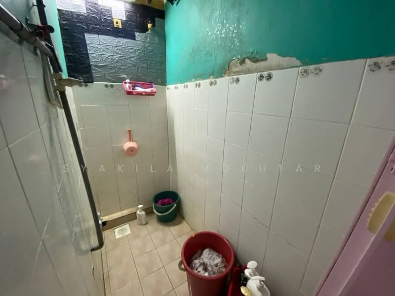 Pangsapuri untuk Dijual di Desa Temenggung Apartment - Syakila Mokhtar - Bathroom - PropertyGuru.com.my