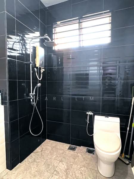 Rumah Teres 1.5 Tingkat untuk Dijual di Taman Gaya (Ulu Tiram) - Karl Lim - Bathroom - PropertyGuru.com.my