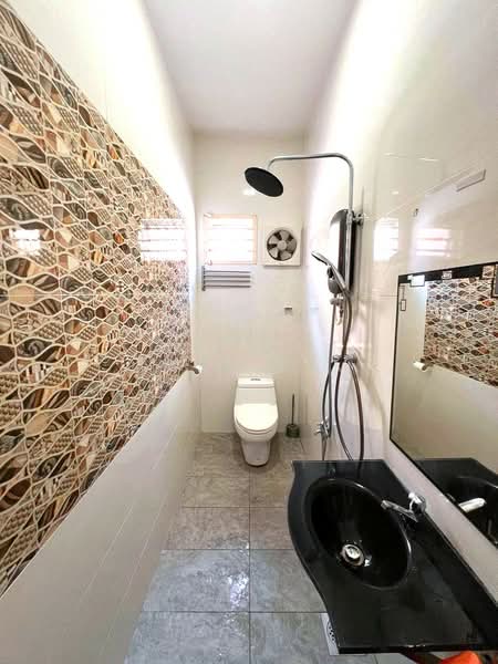 Rumah Teres 1.5 Tingkat untuk Dijual di Taman Gaya (Ulu Tiram) - Karl Lim - Bathroom - PropertyGuru.com.my