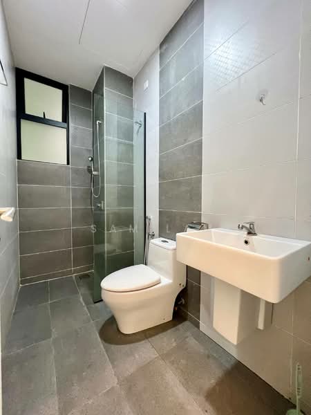 Kondominium untuk Dijual di The Cove Hillside Residence - Sam Lam - Bathroom - PropertyGuru.com.my