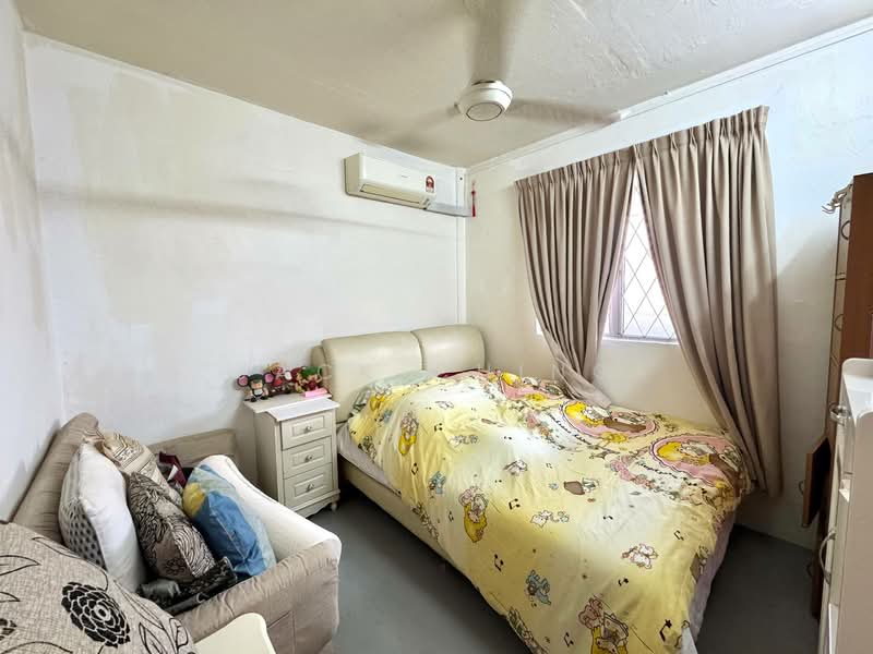 Flat for Sale at Flat Taman Ungku Tun Aminah - Jack Ching - Bedroom - PropertyGuru.com.my