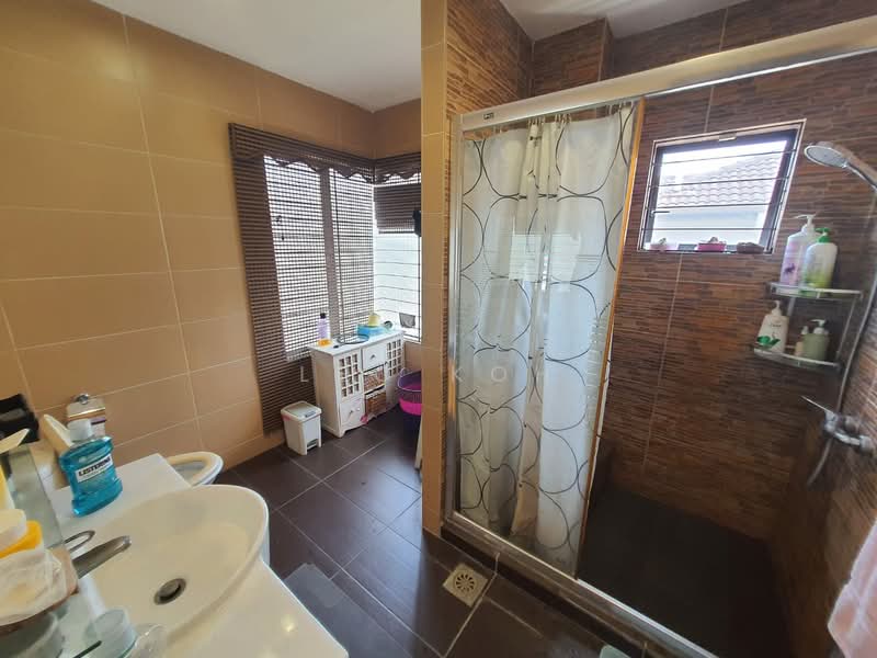 Rumah Berkembar untuk Dijual di Bandar Putra Permai (Seri Kembangan) - Leo Koh - Bathroom - PropertyGuru.com.my