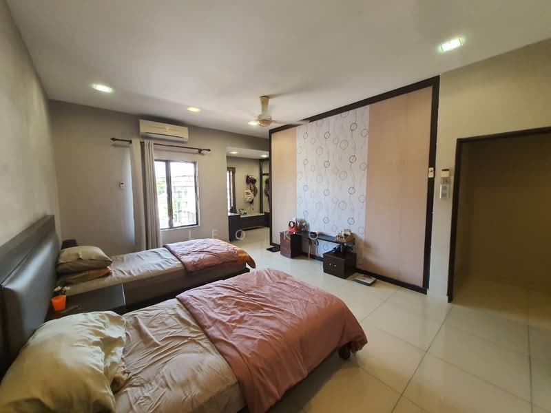 Rumah Berkembar untuk Dijual di Bandar Putra Permai (Seri Kembangan) - Leo Koh - Bedroom - PropertyGuru.com.my