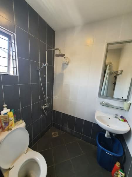 Rumah Berkembar untuk Dijual di Bandar Putra Permai (Seri Kembangan) - Leo Koh - Bathroom - PropertyGuru.com.my
