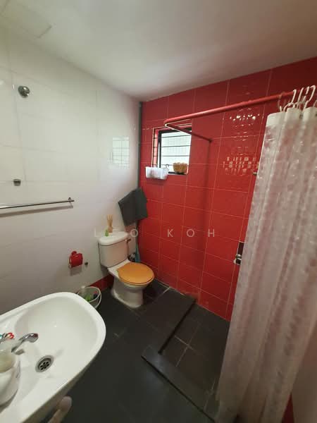 Rumah Berkembar untuk Dijual di Bandar Putra Permai (Seri Kembangan) - Leo Koh - Bathroom - PropertyGuru.com.my