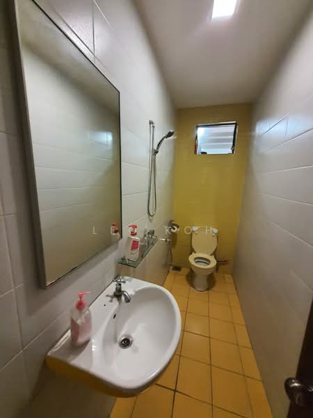 Rumah Berkembar untuk Dijual di Bandar Putra Permai (Seri Kembangan) - Leo Koh - Bathroom - PropertyGuru.com.my