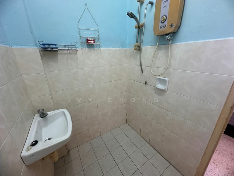 Pangsapuri untuk Dijual di Kiambang Apartment - Ivy Chong - Bathroom - PropertyGuru.com.my