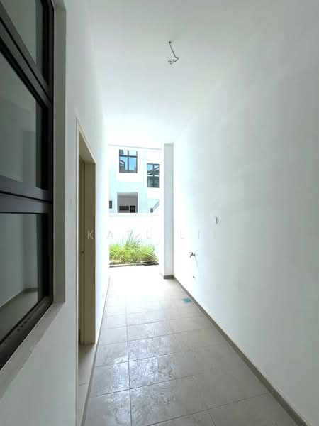 Rumah Kluster untuk Dijual di Taman Mount Austin (Tebrau) - Karl Lim - Corridor - PropertyGuru.com.my