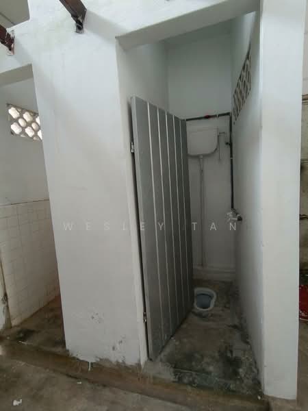 Kedai untuk Disewa di Kampung Lapan (Melaka City) - Wesley Tan - Bathroom - PropertyGuru.com.my