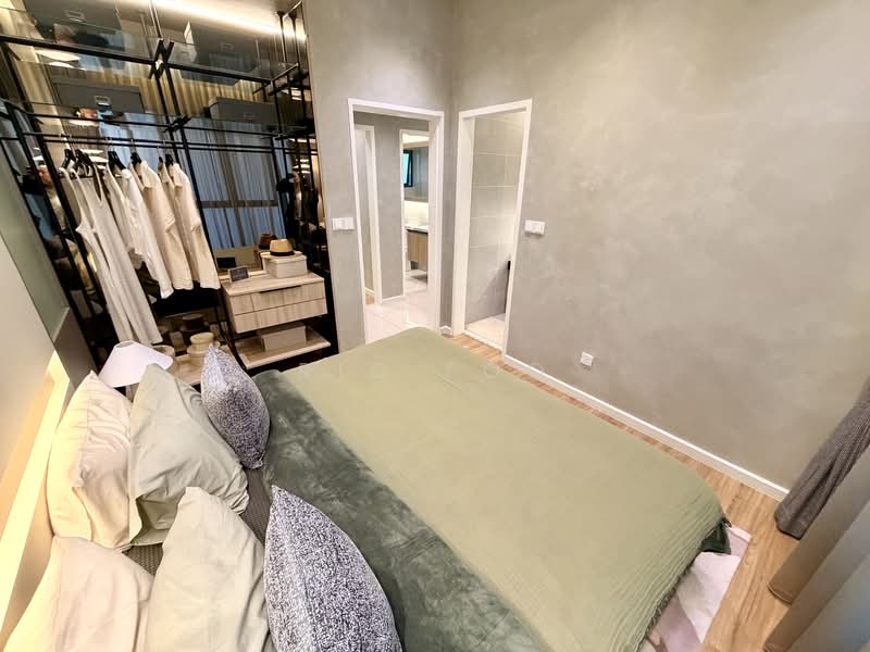 Service Residence for Sale at THE ATERA - Ric Foo - Master Bedroom with Walk-In Wardrobe - PropertyGuru.com.my