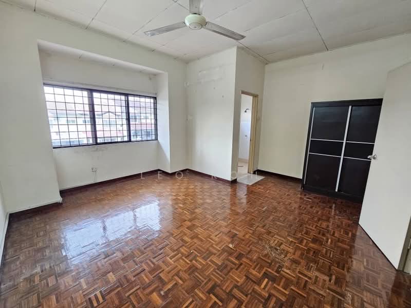 2-storey Terraced House for Sale in Bandar Putra Permai (Seri Kembangan) - Leo Koh - Living Room - PropertyGuru.com.my