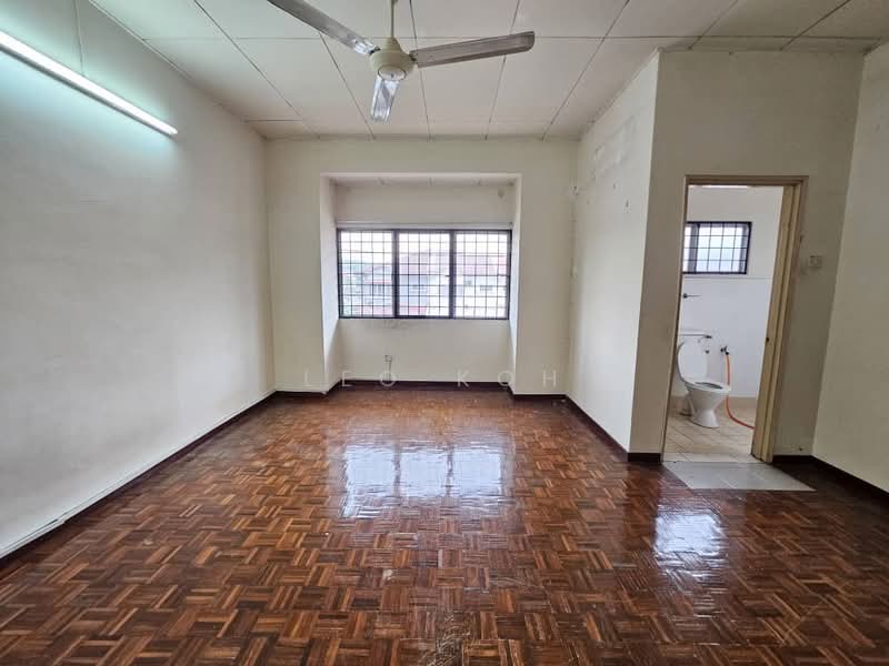 2-storey Terraced House for Sale in Bandar Putra Permai (Seri Kembangan) - Leo Koh - Living Room - PropertyGuru.com.my