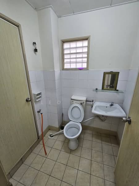 2-storey Terraced House for Sale in Bandar Putra Permai (Seri Kembangan) - Leo Koh - Bathroom - PropertyGuru.com.my
