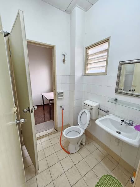 2-storey Terraced House for Sale in Bandar Putra Permai (Seri Kembangan) - Leo Koh - Bathroom - PropertyGuru.com.my