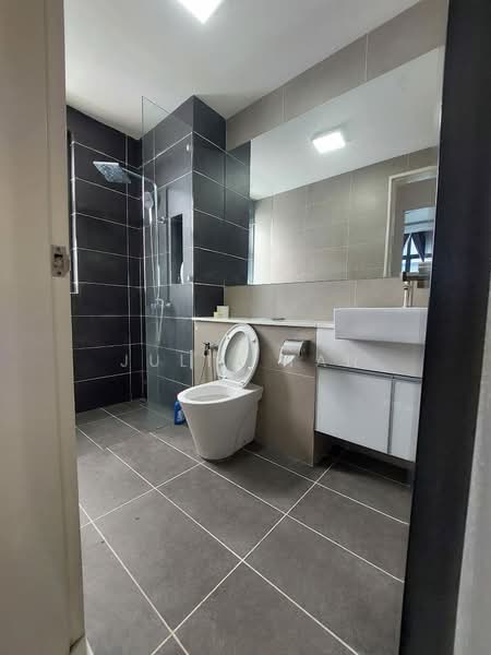 Servis Apartment untuk Disewa di Setia Sky 88 - Julia Tan - Bathroom - PropertyGuru.com.my