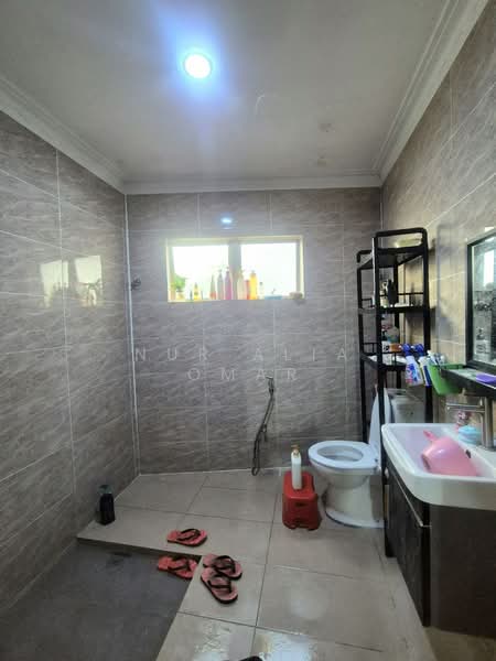 Rumah Kluster untuk Dijual di Shah Alam (Selangor) - Nur Alia Omar - Bathroom - PropertyGuru.com.my