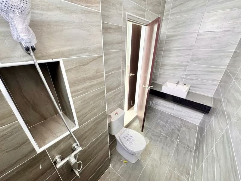 Cluster House for Sale in Taman Mutiara Rini (Skudai) - Karl Lim - Bathroom - PropertyGuru.com.my