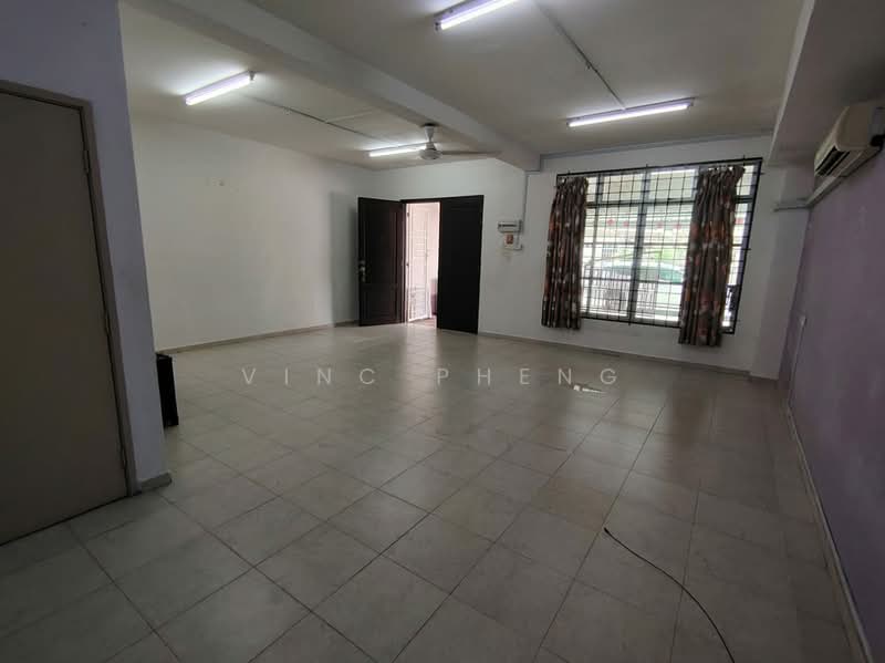 Rumah Teres 2 Tingkat untuk Dijual di Taman Angkasa Nuri (Durian Tunggal) - Vinc Pheng - Living Room - PropertyGuru.com.my