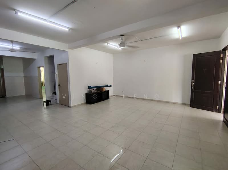 Rumah Teres 2 Tingkat untuk Dijual di Taman Angkasa Nuri (Durian Tunggal) - Vinc Pheng - Living Room - PropertyGuru.com.my