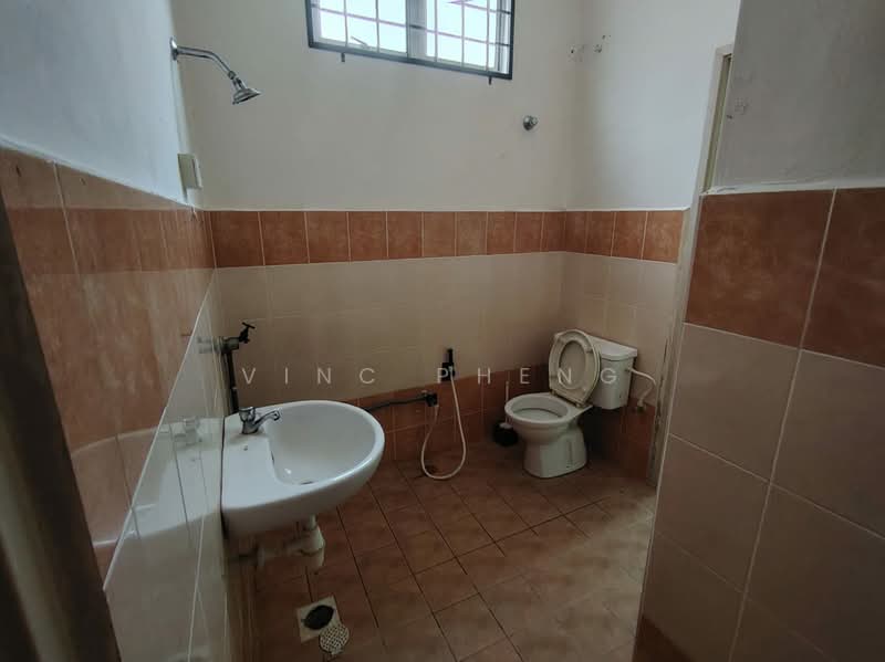 Rumah Teres 2 Tingkat untuk Dijual di Taman Angkasa Nuri (Durian Tunggal) - Vinc Pheng - Bathroom - PropertyGuru.com.my