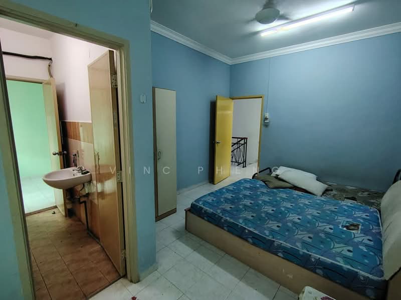 Rumah Teres 2 Tingkat untuk Dijual di Taman Angkasa Nuri (Durian Tunggal) - Vinc Pheng - Bedroom - PropertyGuru.com.my