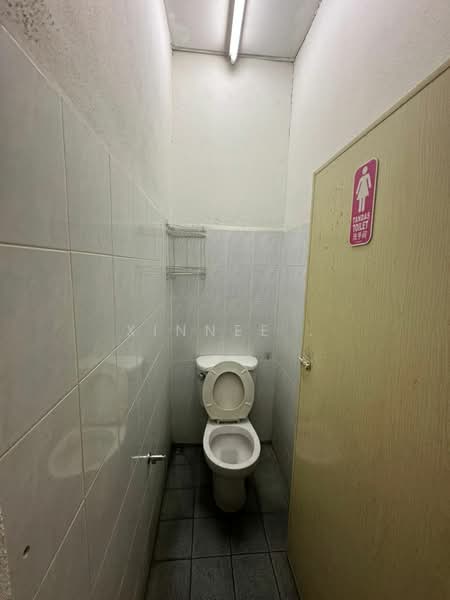 Warehouse for Rent in Kampung Baru Batu Maung (Batu Maung) - Xinnee . - Bathroom - PropertyGuru.com.my