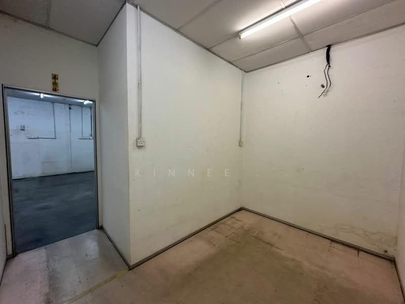Warehouse for Rent in Kampung Baru Batu Maung (Batu Maung) - Xinnee . - Interior - PropertyGuru.com.my
