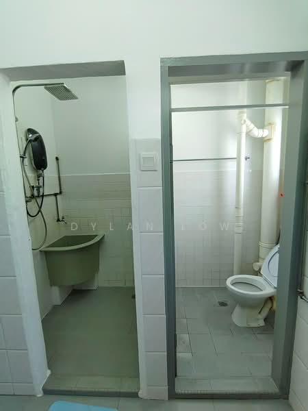 Flat for Rent at Pangsapuri Pelangi - Dylan Low - Bathroom - PropertyGuru.com.my