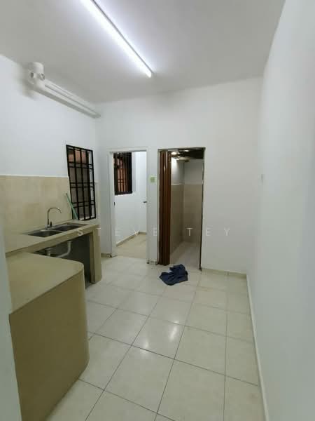 Rumah Flat untuk Dijual di Taman Tampoi Utama Flat - Steve Tey - Kitchen - PropertyGuru.com.my