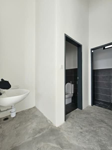 Warehouse for Rent in Bandar Indahpura (Kulai) - Leen Lai - Bathroom - PropertyGuru.com.my