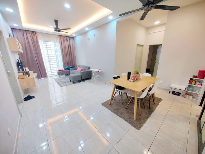 Pangsapuri untuk Dijual di Blok A & B, Pangsapuri Putra Impian - Herman Sazwan Nor Rahim - Living Room - PropertyGuru.com.my