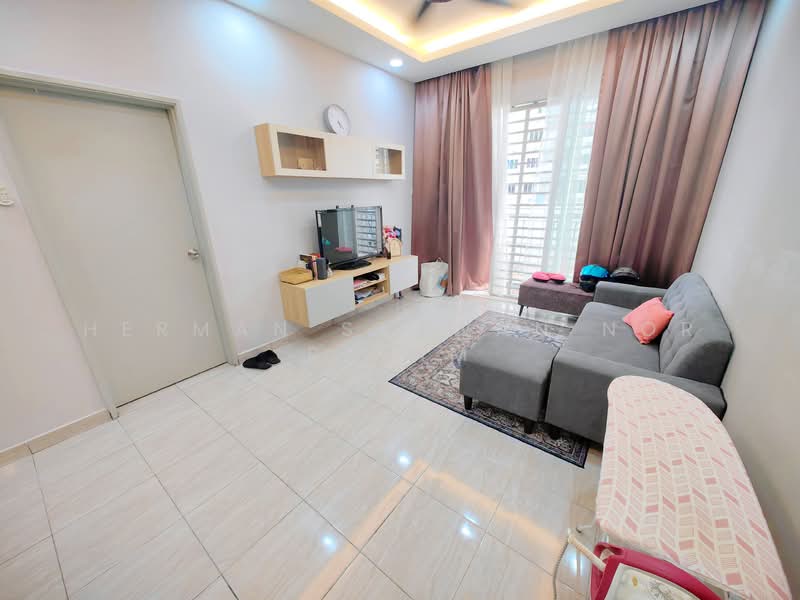 Pangsapuri untuk Dijual di Blok A & B, Pangsapuri Putra Impian - Herman Sazwan Nor Rahim - Living Room - PropertyGuru.com.my
