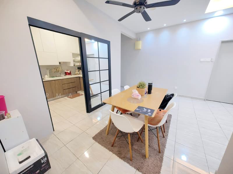 Pangsapuri untuk Dijual di Blok A & B, Pangsapuri Putra Impian - Herman Sazwan Nor Rahim - Dining Room - PropertyGuru.com.my