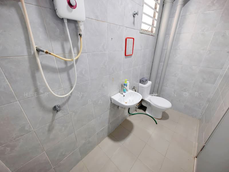 Pangsapuri untuk Dijual di Blok A & B, Pangsapuri Putra Impian - Herman Sazwan Nor Rahim - Bathroom - PropertyGuru.com.my
