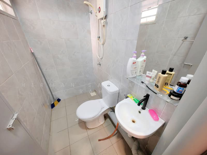 Pangsapuri untuk Dijual di Blok A & B, Pangsapuri Putra Impian - Herman Sazwan Nor Rahim - Bathroom - PropertyGuru.com.my
