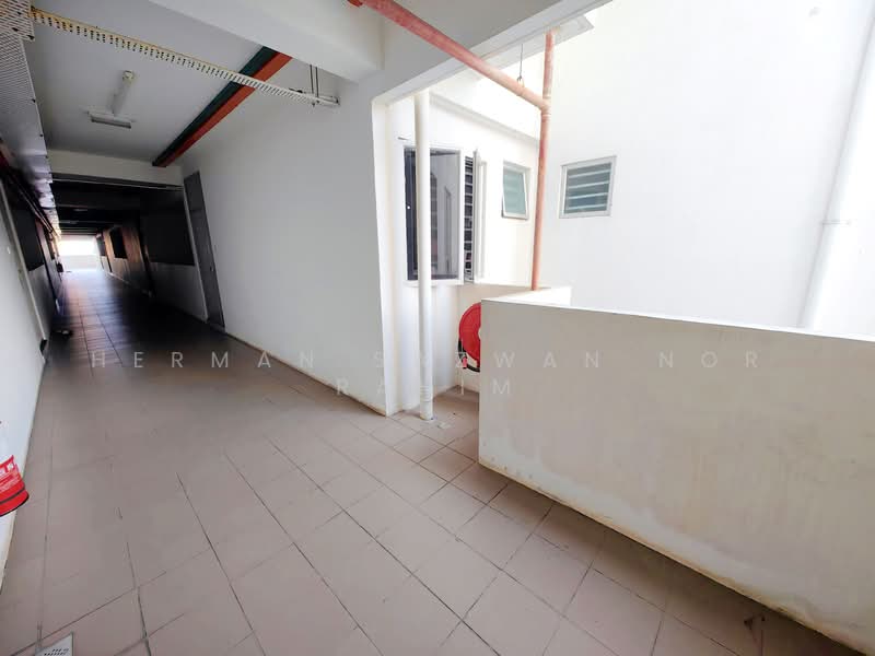 Pangsapuri untuk Dijual di Blok A & B, Pangsapuri Putra Impian - Herman Sazwan Nor Rahim - Corridor - PropertyGuru.com.my