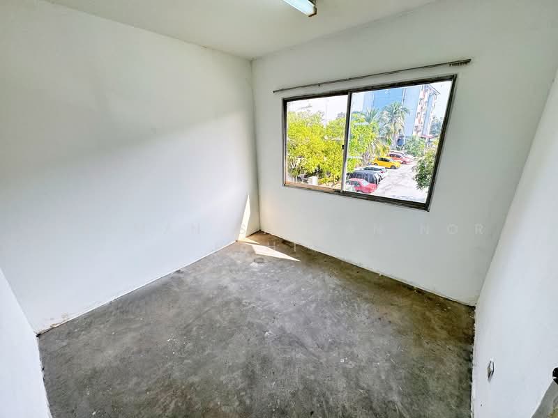 Flat for Sale at PKNS Seksyen 4 Bandar Baru Bangi - Herman Sazwan Nor Rahim - Bedroom - PropertyGuru.com.my