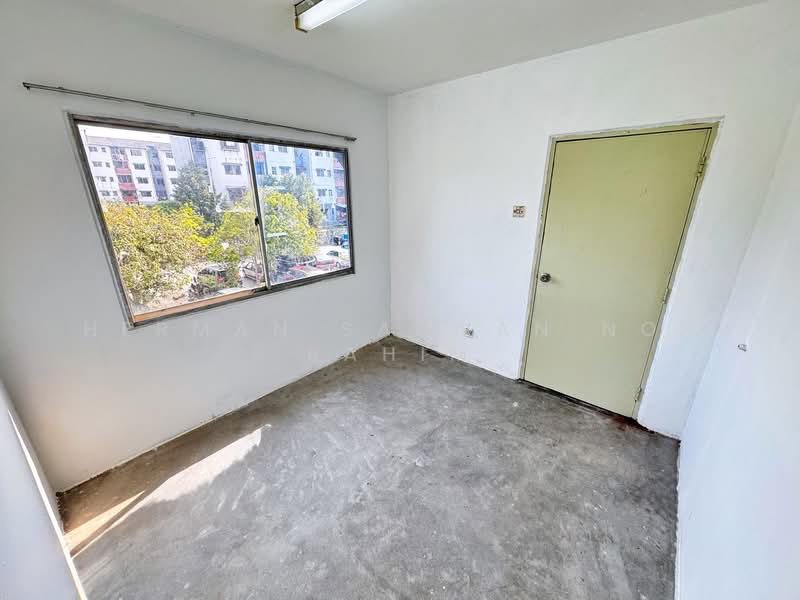 Flat for Sale at PKNS Seksyen 4 Bandar Baru Bangi - Herman Sazwan Nor Rahim - Bedroom - PropertyGuru.com.my