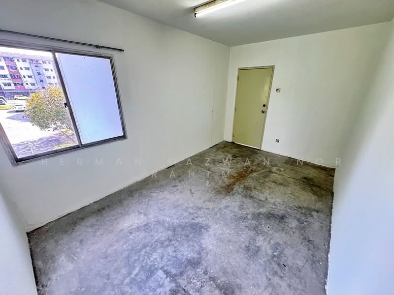 Flat for Sale at PKNS Seksyen 4 Bandar Baru Bangi - Herman Sazwan Nor Rahim - Bedroom - PropertyGuru.com.my