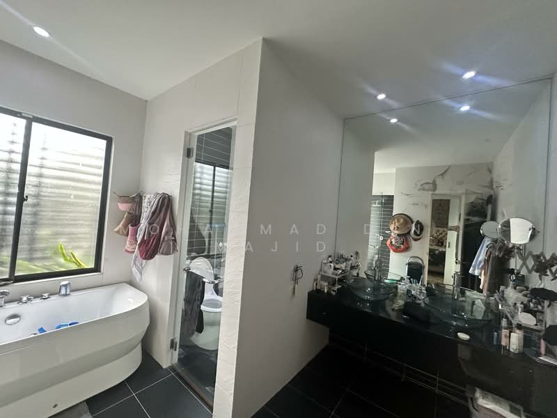 Semi-Detached House for Sale in Cahaya Spk (Shah Alam) - Mohammad Din Majid - Bathroom - PropertyGuru.com.my