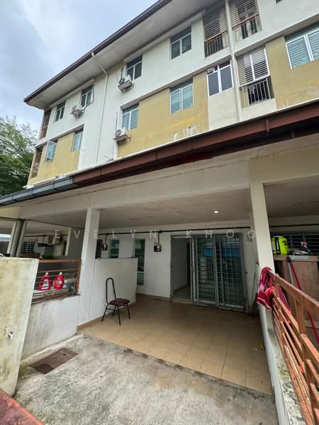 Townhouse for Sale in Seri Kembangan (Selangor) - Evelyn Khoo - Car Porch - PropertyGuru.com.my