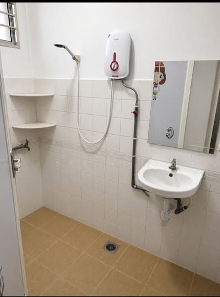 Semi-Detached House for Sale in Taman Bukit Serdang (Seri Kembangan) - Sky Wong - Bathroom - PropertyGuru.com.my