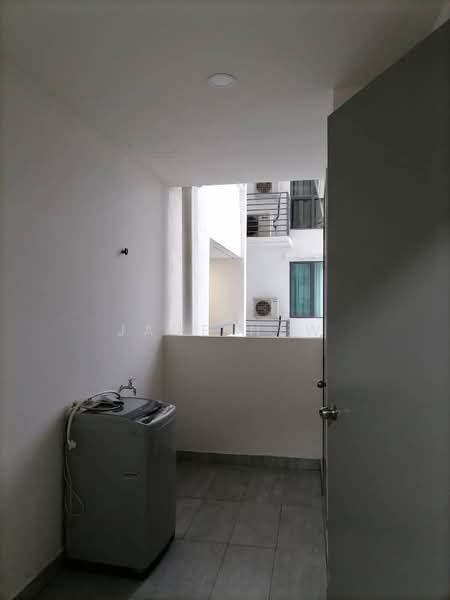 Kondominium untuk Dijual di Infiniti 3 Residences - Jane Hew - Balcony - PropertyGuru.com.my